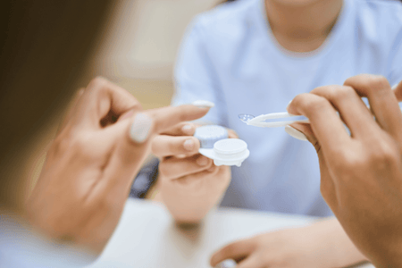 هل تفكر في تجربة العدسات اللاصقة للمرة الأولى؟ إليك دليلك المبتدئ والودود